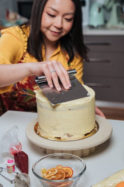 Laura Foo icing a cake