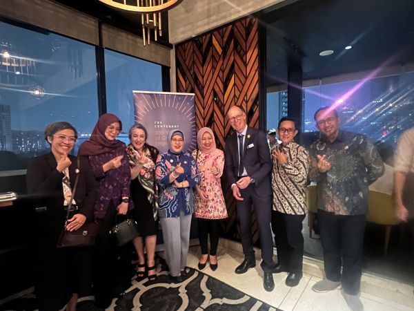 Dean Paul Kofman, Executive Director Diana Dalton, alumna Dr Amalia Adininggar Widyasanti and other alumni in Jakarta.